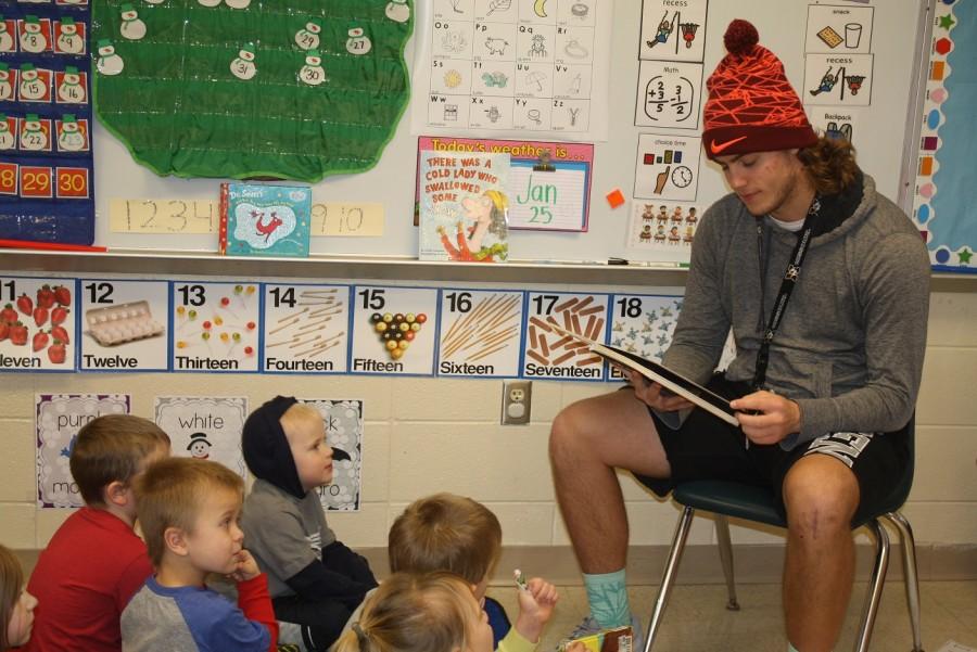 Travis Beach reads to elementary kids