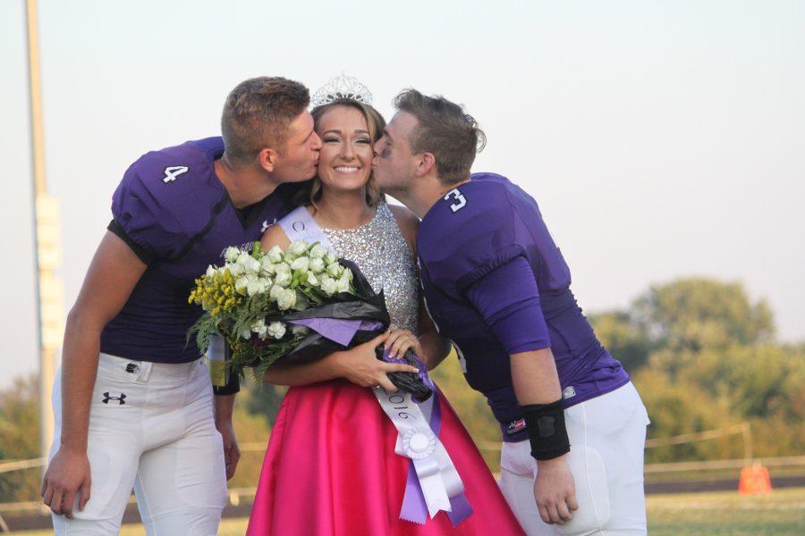 Escorts Evan Fullerton (12), and
Brayden Lumley (12), kiss 2016
Homecoming Queen Autumn
Wilson (12), moments after
she was crowned.
PHOTO BY AMANDA ORR