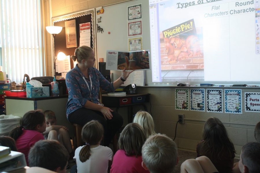 Sonni Martinson reads a book to her fourth grade class. 
PHOTO BY DYLAN BATES 
