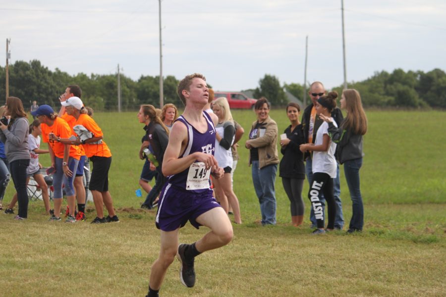 Logan Holliman (10), sprints towards the finish. PHOTO BY CODY SISCO 