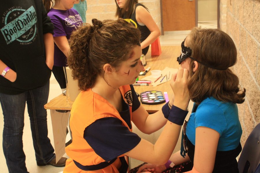 
 MS student painting another classmate’s face during the Hootenanny.
PHOTO BY RILEY GAUTIERI