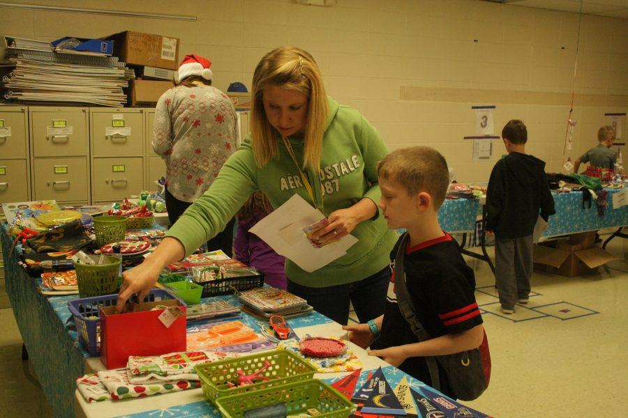 PTO Member assists a student in choosing 
a gift at the holiday shop.
PHOTO BY BRYSTOL BATES