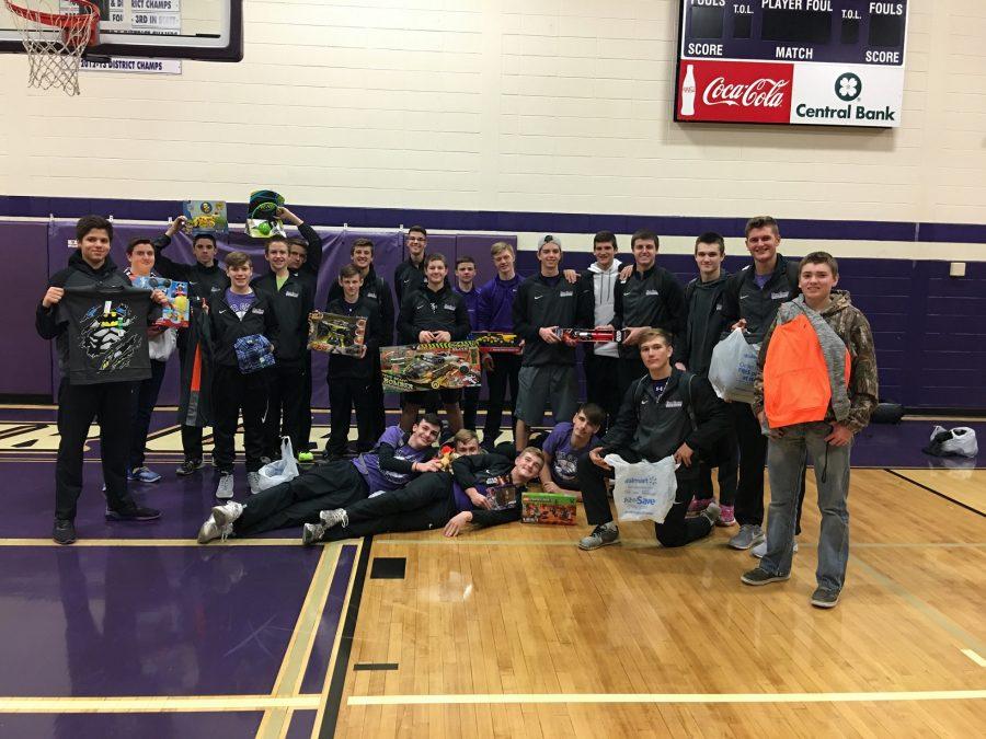 High school boys’ basketball team
shows off items they purchased
for a local family.
PHOTO PROVIDED BY TIM BROWN