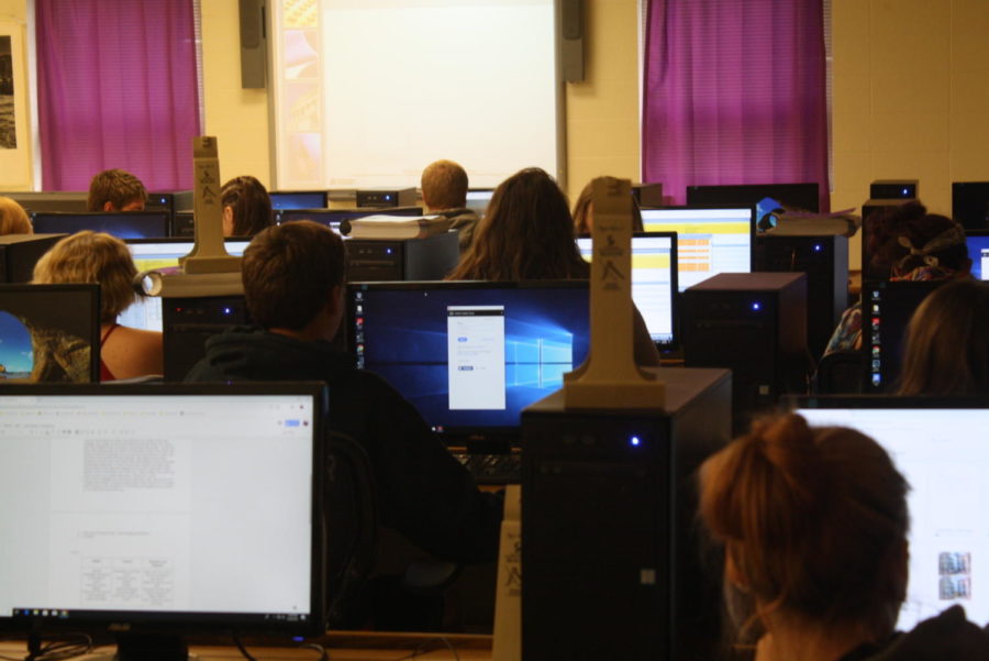 Students utilize tech in Fair Grove High School