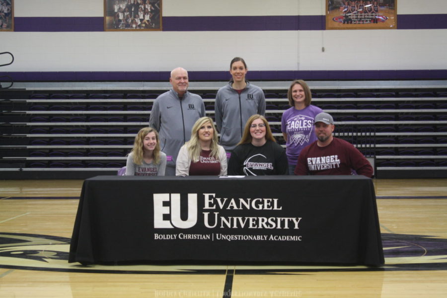 Harley+Maxwell+%2812%29+poses+with+her+family+and+Evangel+basketball+coaches