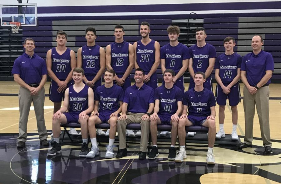 The 2018-2019 boys varsity basketball team poses for a photo
