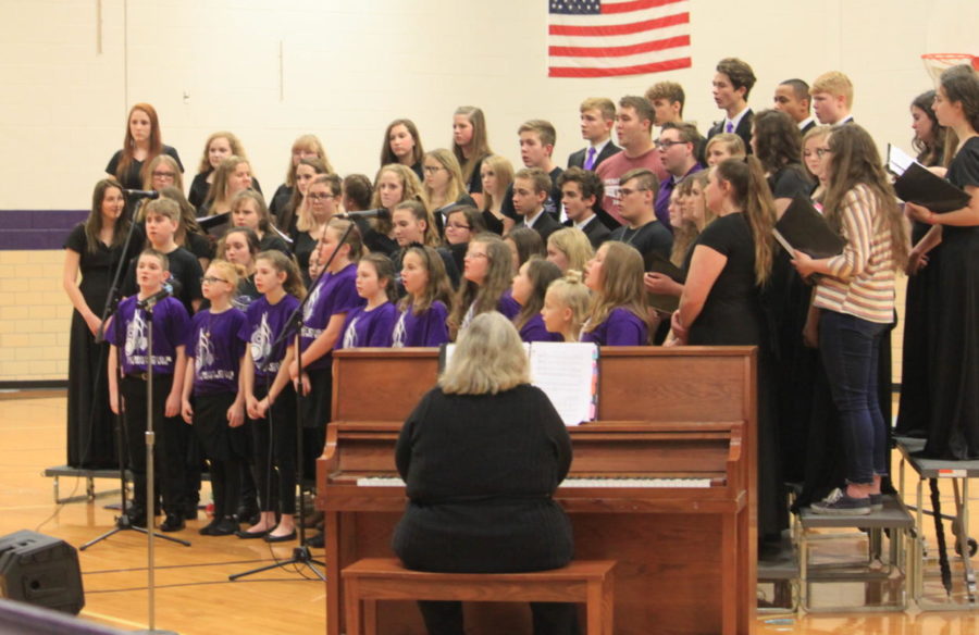 The+middle+school+choir+sings+at+the+2018+Winter+Concert.