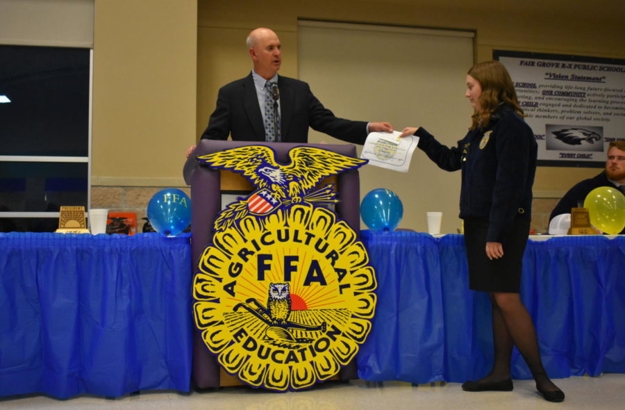 Brooke Heavin (11) recieves an award at the 2019 FFA Banquet.