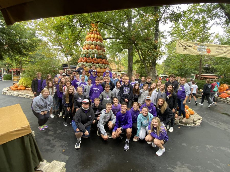 All of the DECA students at Silver Dollar City.