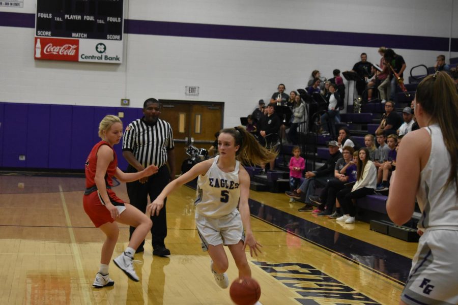 Girls+Basketball+player+Brooke+Daniels+%289%29%2C+dribbles+past+defenders+at+the+game+against+West+Plains+on+12%2F2.