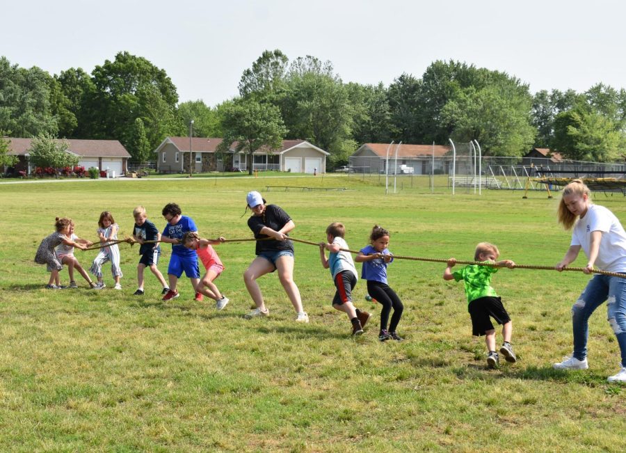 A group of elementary students and a few of their parents playing tug of war on 5/20. (Photo by Ayden Teaster)