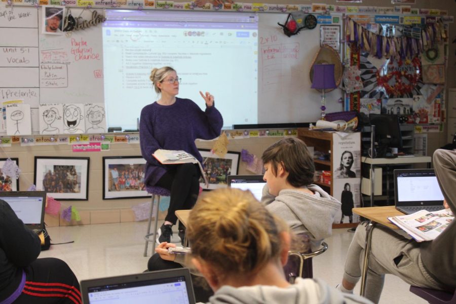 Mrs. Thornton teaching her 4th hour Spanish l class. (Photo taken by Brooklyn Williams)