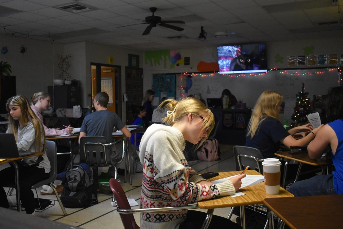Students studying in Mrs. Dunnings classroom. People in the photo (from left to right): Sage Crowley, Shea Skouby, Alyssa Faubion, Bryce Teriet, Olivia Cooper, Aaron Faucett.