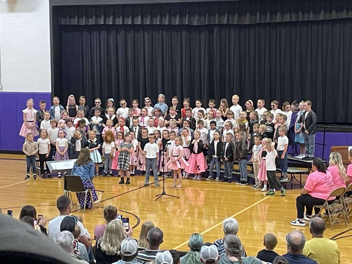 1st graders performing the 1950s program.