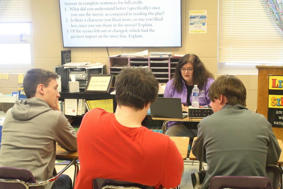 Michelle Wahlquist leading a Scholar Bowl practice.
