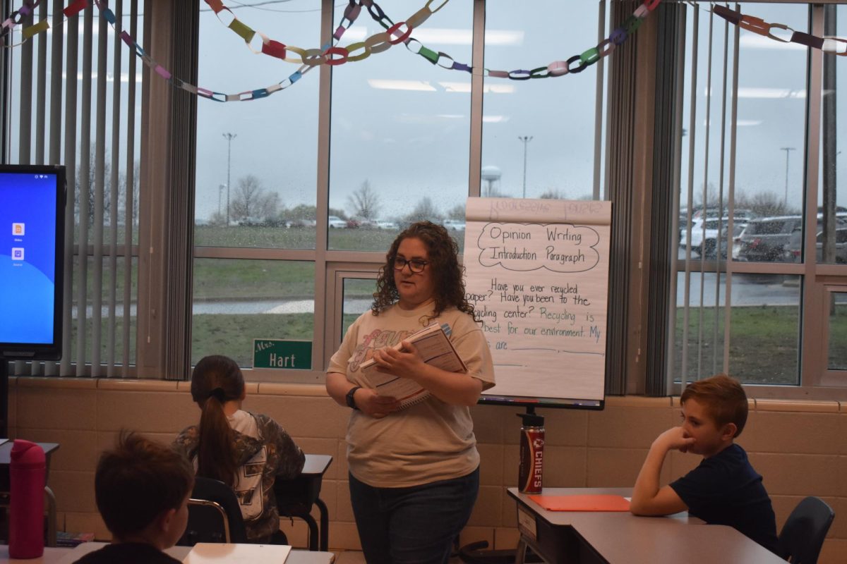 Erin Hart teaching her fourth grade students David Parnell (4), Marlee Wingo (4), and Kase Kennemer (4). Hart tries her best to make sure students understand difficult topics through much practice. 