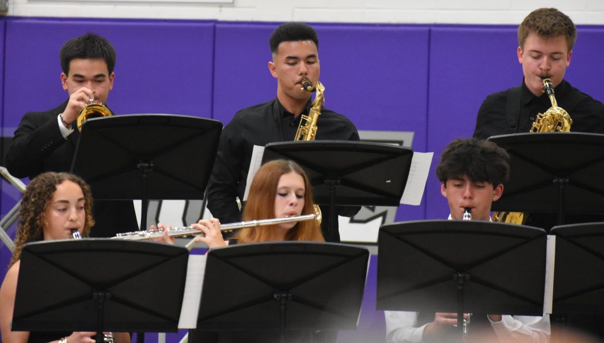 High school seniors performing Psalm 42, a high school band tradition.
Jesse Elliston (Top left), Jon Peak (Top middle), Waylon Wright (Top right), Giuliana Kandlbinder (Bottom left), Cheyenne Miller (Bottom middle), Eli Sanders (Bottom right).